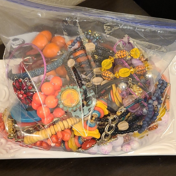 2 pounds of colorful beaded jewelry and more! - Picture 6 of 6
